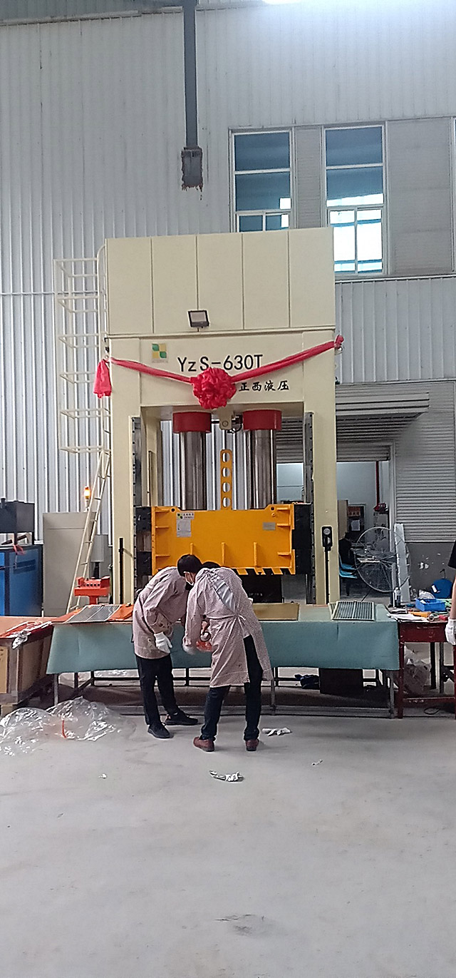 630噸框架式液壓機(jī)定制安裝圓滿(mǎn)成功，客戶(hù)相當(dāng)滿(mǎn)意