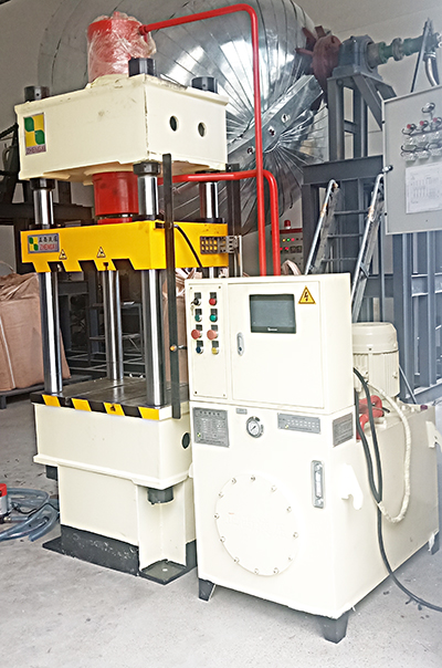 液壓機(jī)定制客戶定制的200噸四柱壓力機(jī)由液壓機(jī)供應(yīng)商成都正西液壓機(jī)供應(yīng)，圓滿交貨！